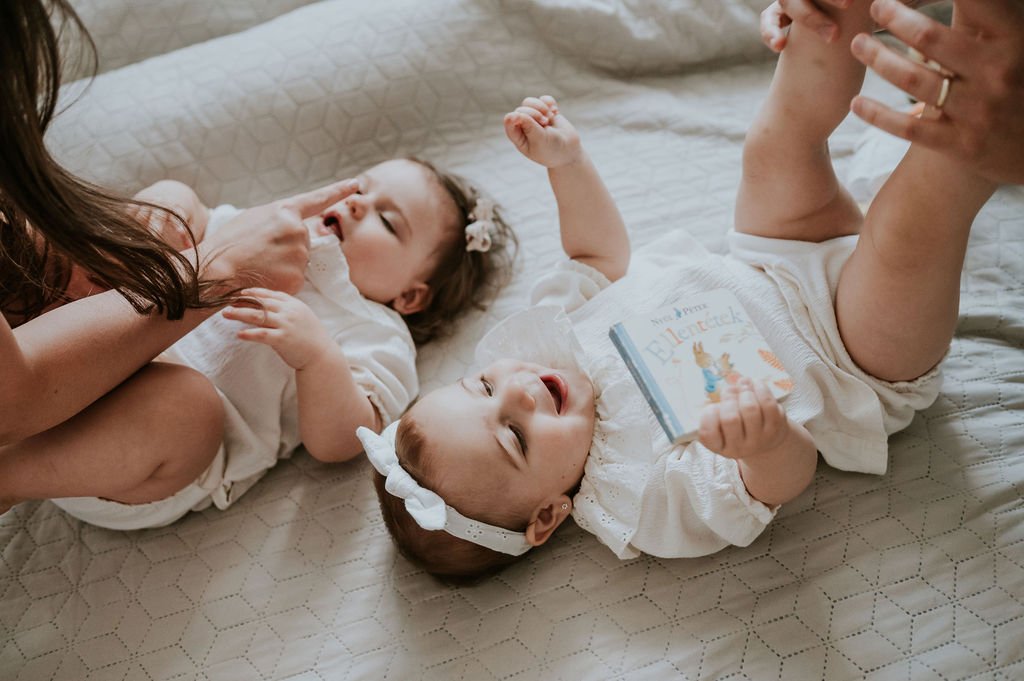 Családi fotózás otthon ikrekkel